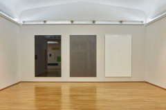 Christoph Dahlhausen, Ausstellungsansicht Lichtblicke, Kunstmuseum Ahlen 2017, Bodies, 2017 Autolack auf Aluminiumwabenpanel, jeweils 235 x 150 x 2 cm