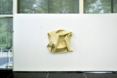 Kirstin Arndt, o. T., 2013, PVC (beige), 4 Ösen, 4 Drehverschlüsse, ca. 135 x 135 x 36 cm (PVC 150 x 150 cm), Ausstellungsansicht Kunstverein Pforzheim, Foto: Simone Demandt