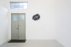 Kirstin Arndt, o. T. 2020, PVC-Schnur, schwarz, Größe variabel, abhängig vom Umfang der Wände des Raumes, hier ca. 74 x 81 x 16 cm
