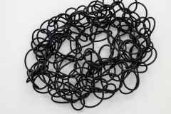 Kirstin Arndt, o. T. 2020, PVC-Schnur, schwarz, Größe variabel, abhängig vom Umfang der Wände des Raumes, hier ca. 74 x 81 x 16 cm
